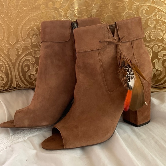 New Never worn “Jessica Simpson” brown suede ankle boots